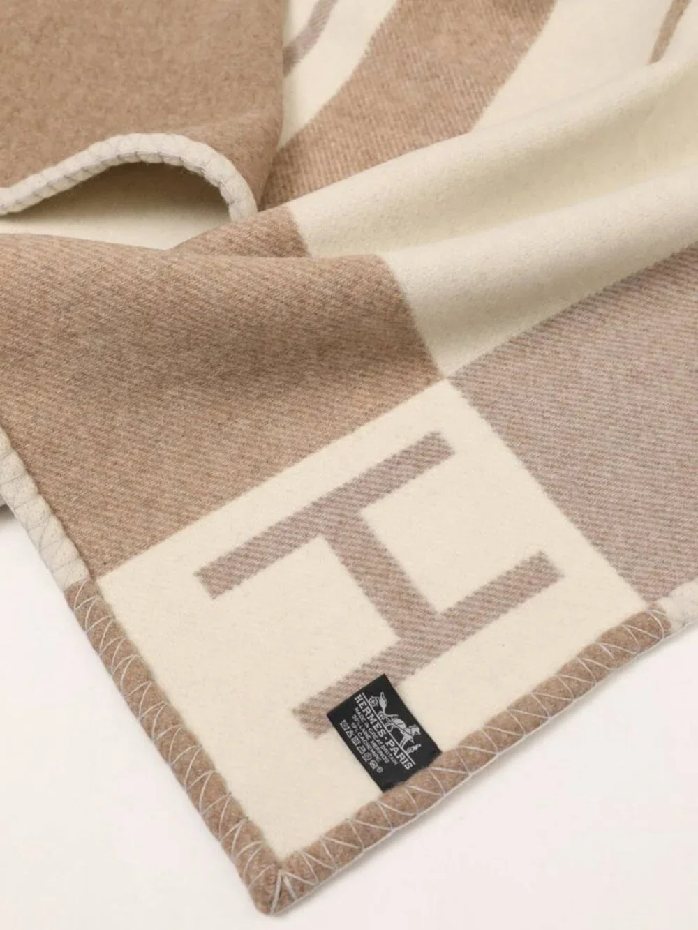 Hermes Avalon Vibration throw blanket 140 x 170 cm